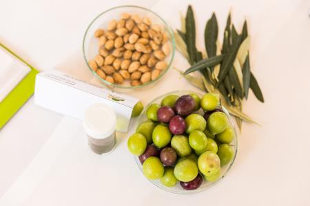 Nepoškodovani plodovi imajo običajno nepoškodovane koščice in liste.